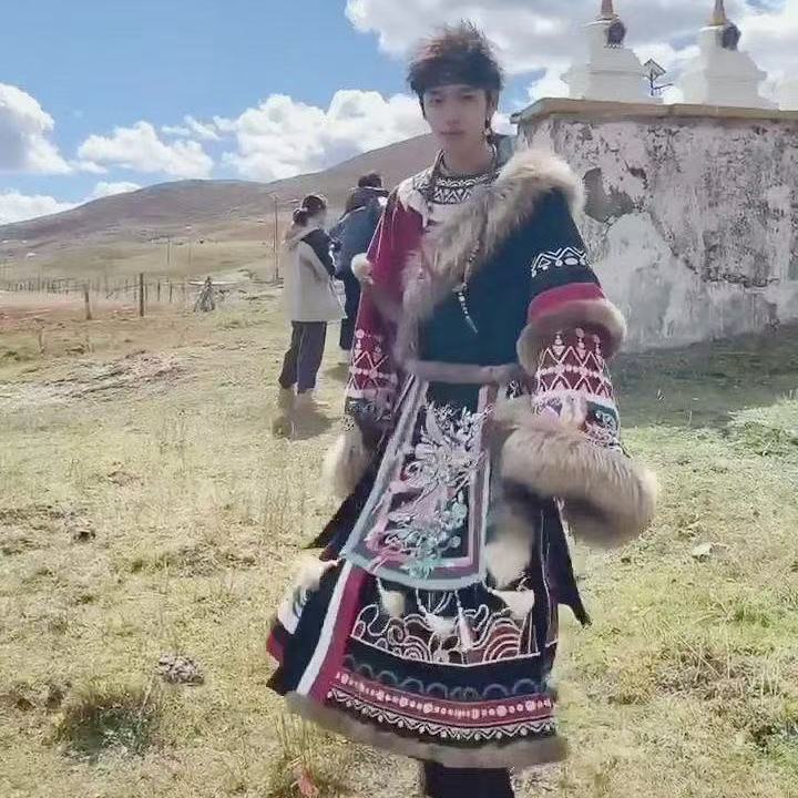 Photography Of A Man - Túnica tibetana bordada clásica para hombres